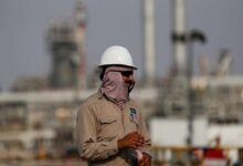 أكدت وزارة الطاقة السعودية الجمعة التزام الرياض بهدفها خفض الإنتاج طواعية بموجب اتفاقات أوبك+،