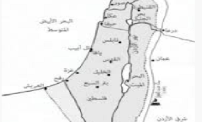 الرئيس الأمريكي وودرو ويلسون يعرض نص معاهدة فرساي التي أنهت الحرب العالمية الأولى.