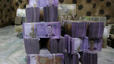 كشفت سبعة مصادر ووثائق اطلعت عليها رويترز أن سوريا ستصدر أوراقا نقدية جديدة وتحذف صفرين من عملتها، في محاولة لاستعادة الثقة في الليرة