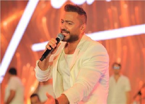 تامر حسني يواجه إصابته بالكسر ويستعد لإقامة حفل هادئ واستثنائي