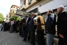 السوريون يتحملون جحيم الطوابير أمام البنوك لسحب بضعة دولارات