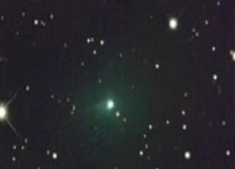 تغير لونه من الأحمر للأخضر.. مذنب غامض يحير العلماء