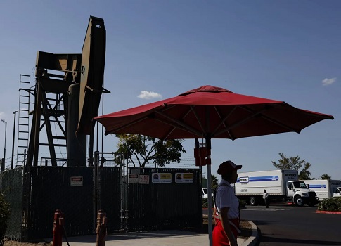 النفط يواصل مكاسبه بعد هجمات على منشآت طاقة روسية