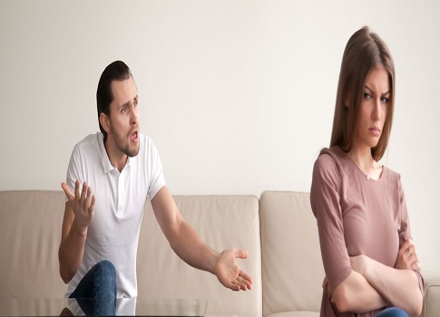 الحوار بين الزوجين في العلاقات الزوجية يُعتبر وسيلة فعّالة لتعزيز التفاهم والانسجام المتبادل بينهما،