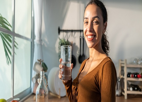 المياه النقية هي بمثابة شريان الحياة لجسم الإنسان. ولكن هل سبق لك أن فكرت في فوائد شرب الماء للبشرة