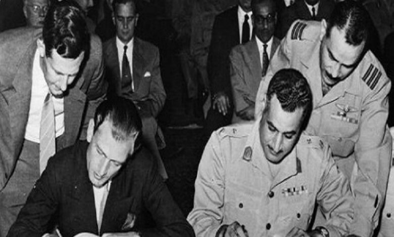 جمال عبد الناصر يوقع على اتفاقية الجلاء البريطاني عن مصر خلال 20 شهر.