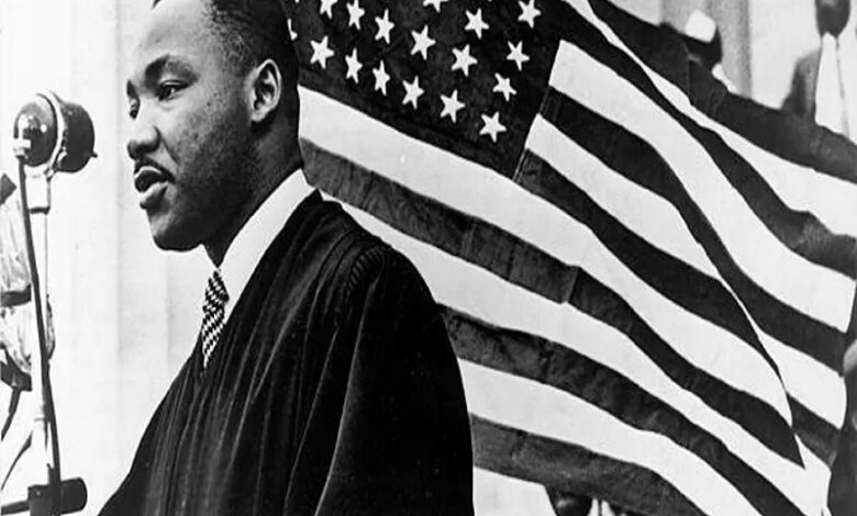 منح جائزة نوبل للسلام للقس الأمريكي مارتن لوثر كينغ.