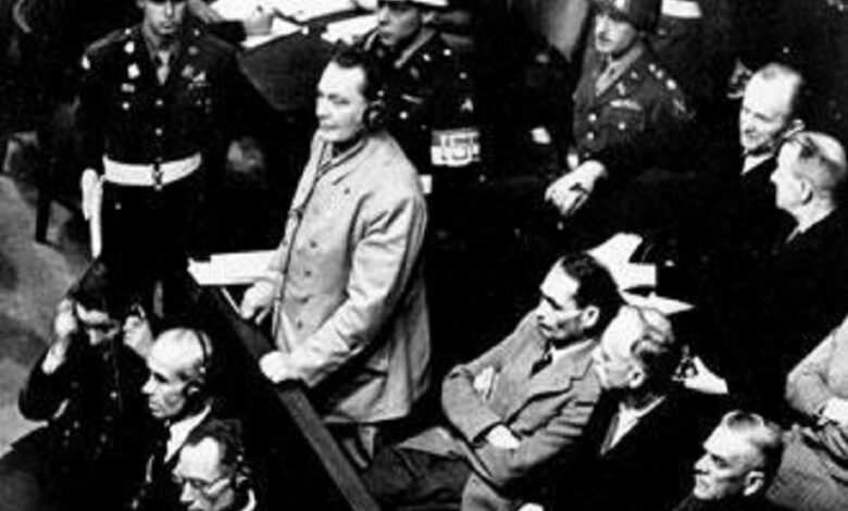 هيرمان غورينغ يحتسى السم ويموت منتحرًا قبل ساعات من تنفيذ حكم الإعدام فيه بعد إدانته في محكمة نورنبيرغ.