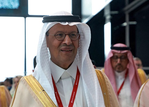 رجحت أربعة مصادر مطلعة أن ترفع ثماني دول من أعضاء تحالف أوبك+ إنتاجها النفطي يوم الأحد، إذ تطالب السعودية، أكبر منتج في التحالف،