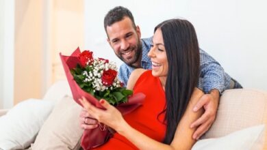 السند الحقيقي للزوجة هو زوجها؛ شريك حياتها الذي يكون بمثابة ظهرها الداعم وأمانها في الأوقات الصعبة