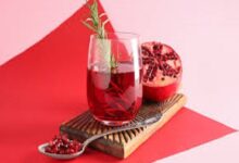 يُعتبر الرمان من الفواكه الغنية بالكربوهيدرات التي تتحول في الجسم إلى غلوكوز، وهو المصدر الأساسي للطاقة. ويشير بعض خبراء الصحة