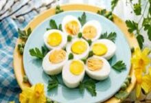 يقدم البيض قيمة غذائية هائلة، إلا أن الخبراء ينصحون بعدم تناوله مع حليب الصويا أو الشاي أو السكر أو الموز أو اللحوم.