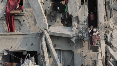 في الطريق إلى مخيّم جباليا شمالي قطاع غزة، تشقّ السيارات سحابةً من الغبار تخفي في أَتونها أجساد الذاهبين إلى المخيّم