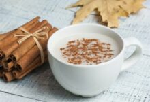 مع حلول فصل الشتاء، يزداد الإقبال على المشروبات الساخنة التي تمنح الجسم الدفء والراحة، ومن أبرز هذه المشروبات الشتوية السحلب،