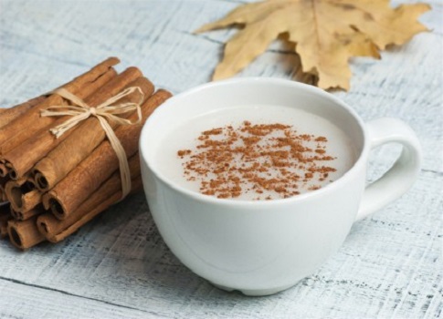 مع حلول فصل الشتاء، يزداد الإقبال على المشروبات الساخنة التي تمنح الجسم الدفء والراحة، ومن أبرز هذه المشروبات الشتوية السحلب،