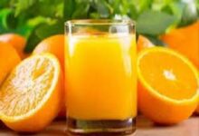 يتساءل الكثيرون عن مدى أمان وفائدة تناول البرتقال بعد العشاء، خصوصاً قبل النوم.