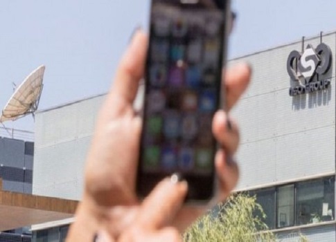 أطلقت شركتا غوغل وآبل تحذيرات عاجلة لمستخدمي الهواتف حول العالم، بعد رصد تهديد سيبراني واسع يستهدف الأجهزة المحمولة