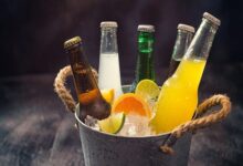 مشروبات مرطِّبة ليست ماءً، من ماء جوز الهند إلى الشاي والألوفيرا، وكيف يمكن أن تعزّز الترطيب وتزوّد جسمك بالكهارل والعناصر الضرورية.