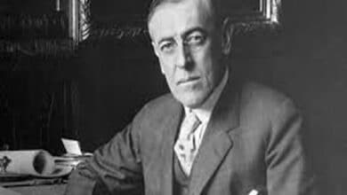 الرئيس الأمريكي وودرو ويلسون يبحر إلى أوروبا لبدء محادثات السلام في مدينة فرساي بشأن الحرب العالمية الأولى.