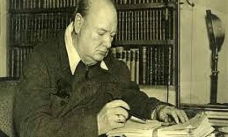 رئيس الوزراء البريطاني ونستون تشرشل يتسلم جائزة نوبل في الأدب.