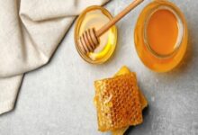 العسل والمزيج الذهبي: 4 أطعمة تعزز فوائده للصحة والمناعة