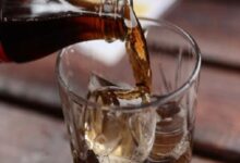 عند التفكير في السيطرة على مستويات السكر في الدم، يبرز سؤال شائع بين كثير من الناس: هل المشروبات الغازية “الدايت” أفضل من المشروبات العادية