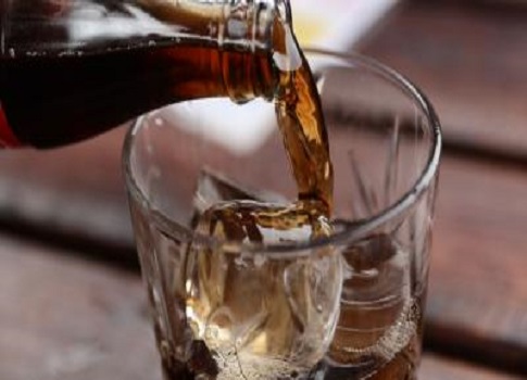 عند التفكير في السيطرة على مستويات السكر في الدم، يبرز سؤال شائع بين كثير من الناس: هل المشروبات الغازية “الدايت” أفضل من المشروبات العادية