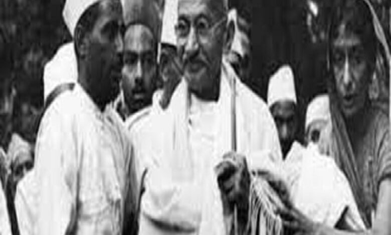 الزعيم الهنديؤ يبدأ مسيرة من أجل السلام في الهند. بعد أن ظهرت بوادر الحرب الأهلية بين الهندوس والمسلمين