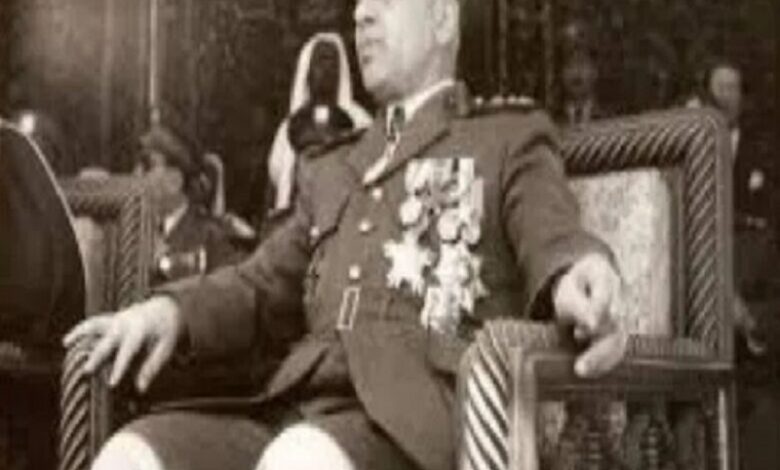 أديب الشيشكلي رئيس المجلس العسكري الأعلى. يحلّ معظم الأحزاب السياسية في سوريا.