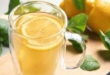 ماء الليمون والانتفاخ: هل يساعد حقًا على تخفيف الشعور بالثقل في البطن؟