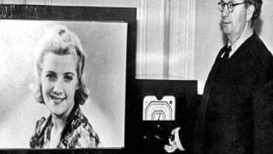 الإنجليزي جون بيرد يخترع التلفاز.