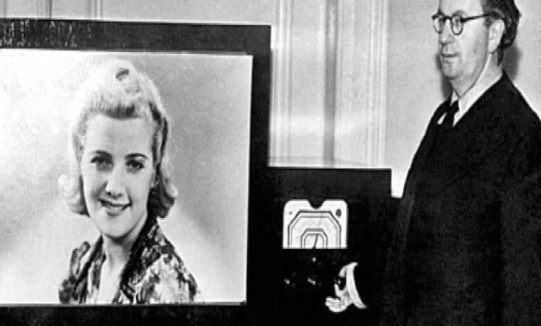 الإنجليزي جون بيرد يخترع التلفاز.