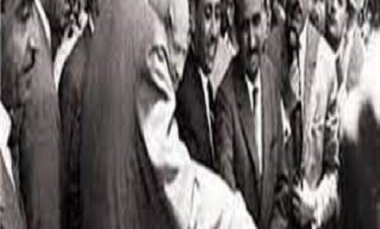 جمال عبد الناصر يضع حجر الأساس لبناء السد العالي. بعد إقراض الاتحاد السوفيتي لبلاده مبلغ 100 مليون دولار. مع رفض البنك الدولي تمويل بناء السد.