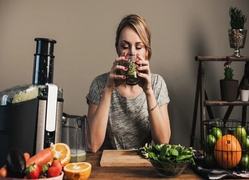 هل تنجح أنظمة الديتوكس فعلاً في إزالة السموم و ؟ نظرة علمية تكشف الفوائد المزعومة والمخاطر الحقيقية