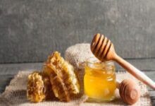 أصبح العسل من المكملات الغذائية الطبيعية الأكثر شيوعاً، لما له من فوائد صحية متعددة، خاصة عند تناوله في الصباح على الريق.