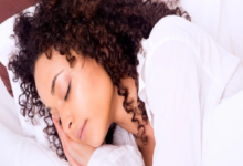 ما سبب تورم الوجه عند الاستيقاظ من النوم وكيفية الوقاية منه؟