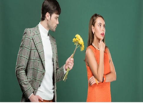 علامات الانجذاب العاطفي عند الرجل وكيف تعلمين أنه يحبك؟