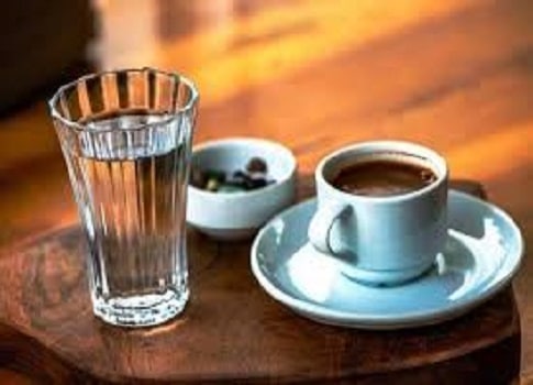 كوب ماء أفضل من القهوة؟ كيف يعيد الترطيب النشاط والطاقة للجسم