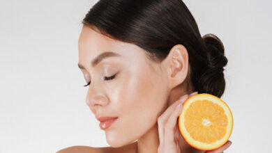 يتطلب تحضير منظف الوجه بالليمون المصنوع منزلياً مكونين بسيطين فقط: العسل والليمون! إذا لم تفكري مطلقاً في صنع منظف للوجه خاص بك،