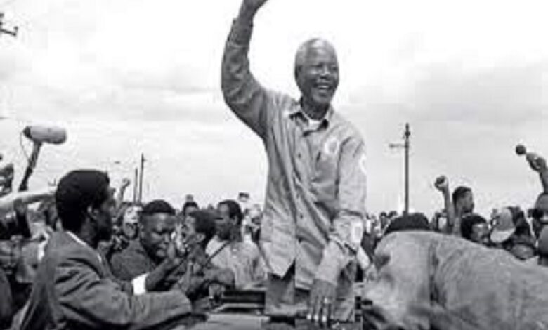 الإفراج عن زعيم المؤتمر الوطني الأفريقي نيلسون مانديلا بعد سجن استمر 27 عامًا من قبل سلطة جنوب أفريقيا العنصرية