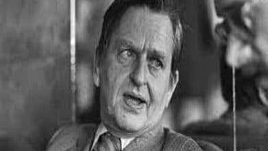 اغتيال رئيس وزراء السويد أولوف بالم أثناء خروجه من السينما.