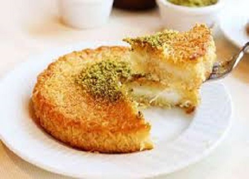 تعد الكنافة من أبرز الحلويات الرمضانية المفضلة لدى الكثيرين، لكن يتساءل البعض عن تأثيرها على مستويات الكوليسترول في الدم