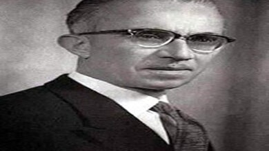 ناظم القدسي يقدم أوراق اعتماده للرئيس فرانكلين روزفلت كأول سفير سوري في الولايات المتحدة.