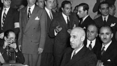 الحكومة الإيرانية برئاسة الدكتور محمد مصدق تقرر تأميم صناعة النفط والتي كانت خاضعة لسيطرة الشركات الأمريكية.