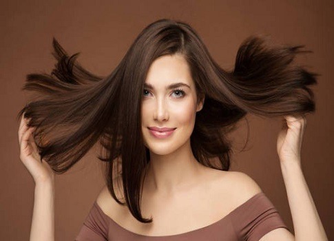 كيف تمنع تساقط الشعر في الربيع : دليل الفيتامينات والعناية اليومية