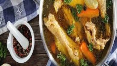 مع ازدياد الاهتمام بالأطعمة الداعمة للصحة، يبرز كل من مرق العظام ومرق الدجاج كخيارين شائعين في الأنظمة الغذائية،