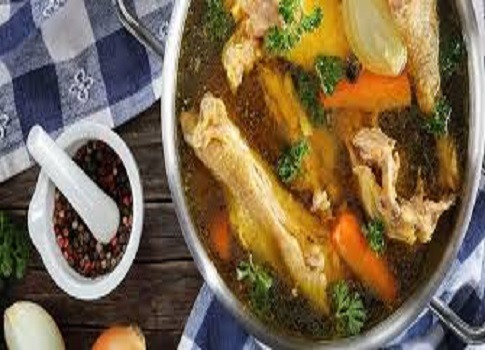 مع ازدياد الاهتمام بالأطعمة الداعمة للصحة، يبرز كل من مرق العظام ومرق الدجاج كخيارين شائعين في الأنظمة الغذائية،