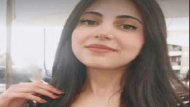مسرحُ عرائسٍ ذو ستارةٍ حمراء باهتة يئنُّ خشبهُ بصوتٍ خفيض على ضوء مصباحٍ صغير يتدلّى من سقفه العالي بجمود.