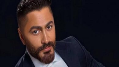 أعاد النجم تامر حسني تقديم واحدة من أشهر أغانيه، «يا بنت الإيه»، عبر نسخة معاصرة تعتمد على تقنيات الذكاء الاصطناعي
