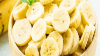 يُعدّ الموز من الفواكه المحبوبة والمغذية، فهو يجمع بين الطعم اللذيذ والفوائد الصحية، حيث يوفر الجسم بالطاقة بسرعة بفضل محتواه من الكربوهيدرات